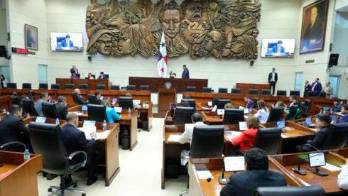 Las directivas de cada comisión permanente serán escogidas en votaciones internas.