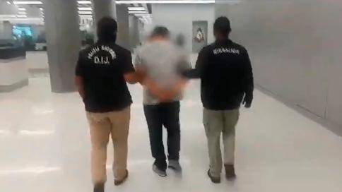 Fue arrestado en el aeropuerto.