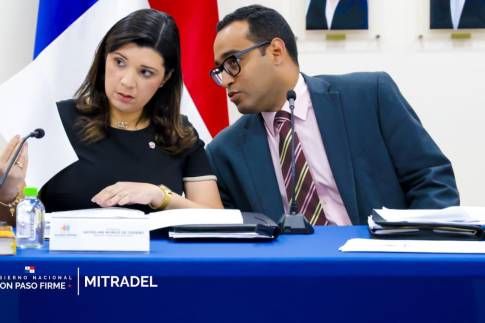 La ministra de Trabajo, Jackeline Muñoz, reiteró que el sector laboral debía presentar una sola propuesta; sin embargo, Conato y Conusi mantuvieron posiciones distintas.