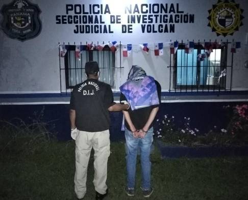 Aquí en momentos en que la Policía aprehendía al hombre en Tierras Altas.