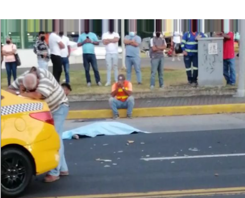 Imágenes captadas en el lugar de los hechos muestran como algunos ciudadanos lamentaban lo ocurrido.