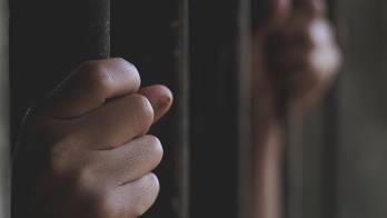 El imputado hirió a la víctima en la espalda con un arma tipo punzón.