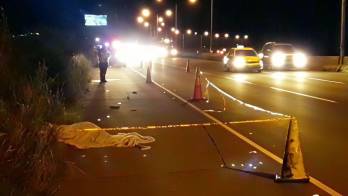 La víctima perdió el control del vehículo y se estrelló con el objeto fijo.