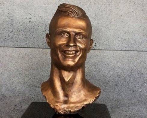 Los memes del busto de Cristiano Ronaldo