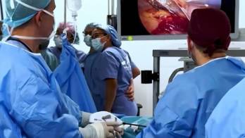 Los cirujanos realizaron una llamada “cirugía de banco”, un procedimiento que se efectúa fuera del cuerpo del receptor.