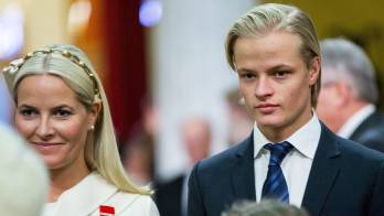 El hijo de Mette-Marit no estuvo presente en la sala, ya que el tribunal accedió a que siguiera la lectura del fallo desde prisión por motivos de salud.