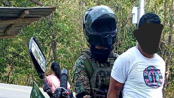 Dentro del auto en que se movilizaba el sospechoso los agentes hallaron drogas