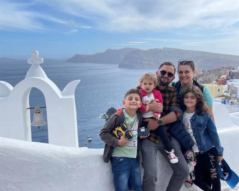 Cómo el turismo llenó de niños la isla griega de Santorini, en un país con baja natalidad