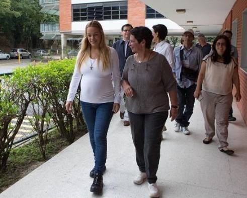 Lilian Tintori muestra su pancita durante su llegada a un centro de votación