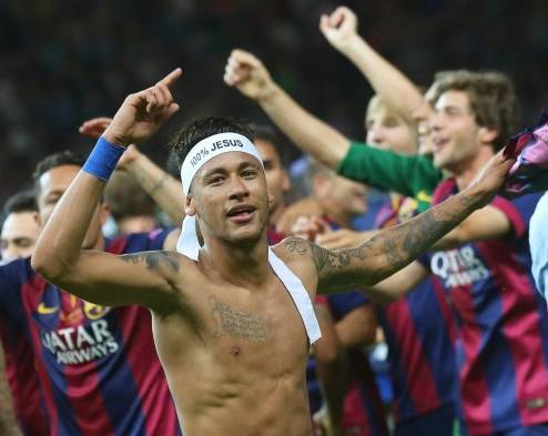 Neymar de Barcelona celebra con sus compañeros de equipo después de la final de la UEFA Champions League entre el Juventus y el FC Barcelona en el estadio Olímpico de Berlín, Alemania.