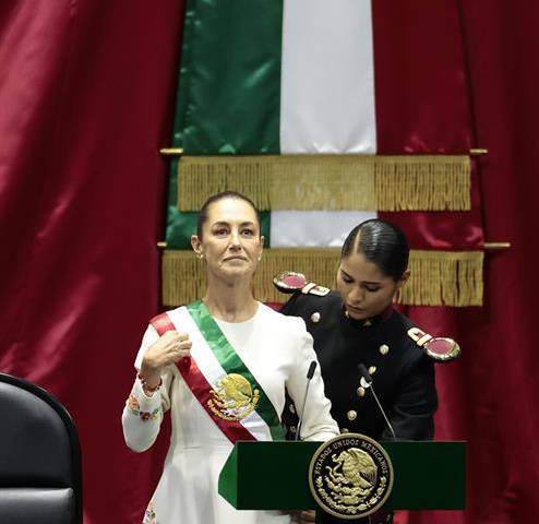 La presidenta de México Claudia Sheinbaum, recibe la banda presidencial en la Cámara de Diputados este martes en la Ciudad de México (México). EFE/José Méndez