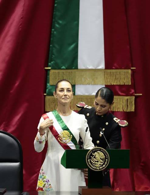 La presidenta de México Claudia Sheinbaum, recibe la banda presidencial en la Cámara de Diputados este martes en la Ciudad de México (México). EFE/José Méndez