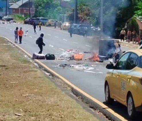 ¡Tome precaución! Las vías de la Universidad de Panamá están cerradas