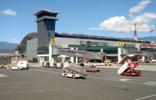 Evacuaron avión por amenaza de bomba