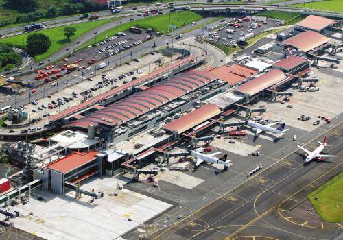 El avión aterrizó a las 8:21 p. m. en Costa Rica.