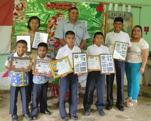Celebran Navidad y Día de las Madres en escuela de Trinidad Arriba