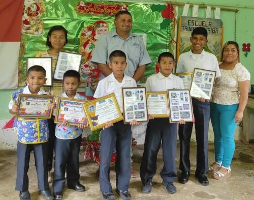 Celebran Navidad y Día de las Madres en escuela de Trinidad Arriba