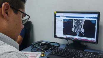 A partir de los 40 años de edad, los hombres deben realizarse el examen de la próstata y en caso de antecedentes familiares, el paciente requiere de una evaluación anual.