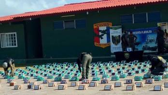 Paquetes rectangulares forrados con cinta adhesiva fueron decomisados durante la inspección de la embarcación interceptada.