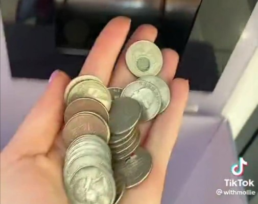 ¡Enfurecida! Recibió puras monedas tras pagar parking