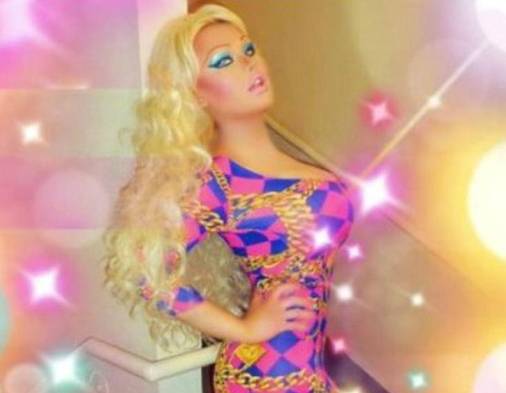 Muñecona transexual.