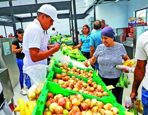 Entre los precios que se pueden encontrar está la lechuga a $0.50, el ajo a $1.00 y pepino a $0.25.