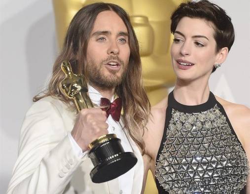 Anne Hathaway y Jared Leto fichan por Apple con una serie sobre WeWork