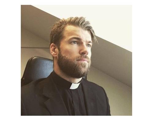 Oskar, el cura de 35 años que combina la religión con el crossfit