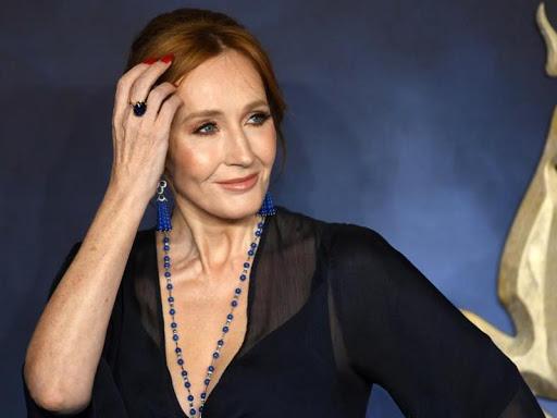 JK Rowling acusada de transfobia en Twitter por comentario sobre menstruación