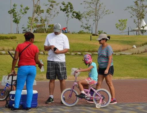 Niños, bicicletas y juegos fue el ambiente que se vio en la Cinta para Semana Santa.