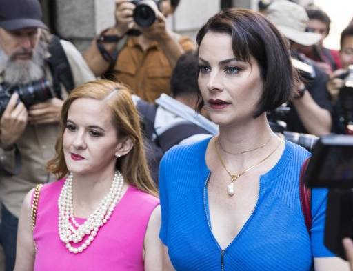 Una de las víctimas de Maxwell a la derecha mientras se dirige a la sala del juicio en contra de Maxwell