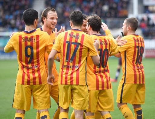 Barcelona da otro paso hacia al título al gana en Eibar .