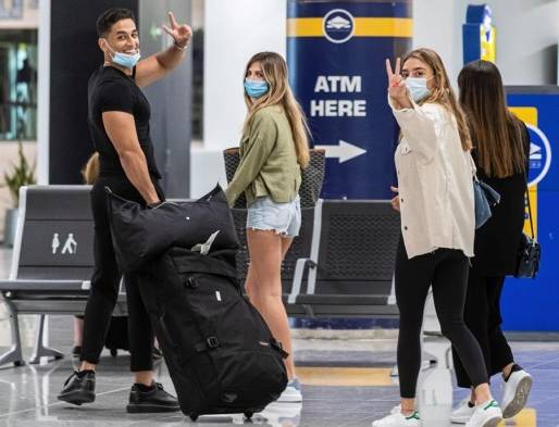 Aeropuertos españoles comienzan a recibir a los primeros visitantes