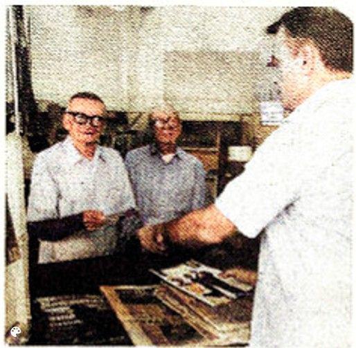 EL SOBRINO MELVYN OLLER VISITANDO EL QUIOSCO.