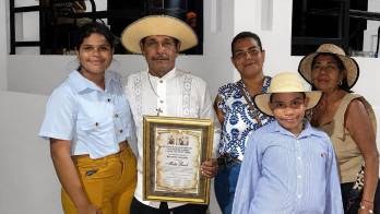 Alberto Baule, quien recibió un homenaje tras dedicar más de 50 años a la música folclórica panameña, posando junto a su familia.