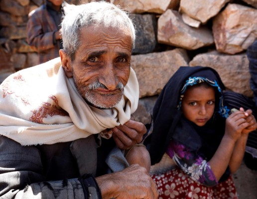 Comer hojas hervidas para sobrevivir en un Yemen que se muere de hambre