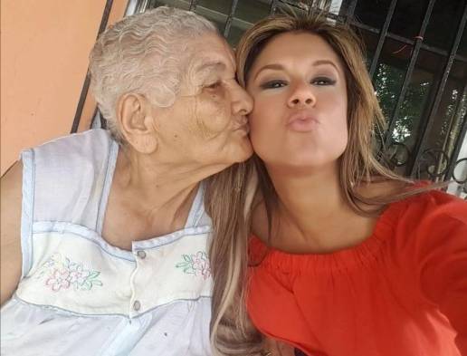 Susan Elizabeth Castillo y su abuela.