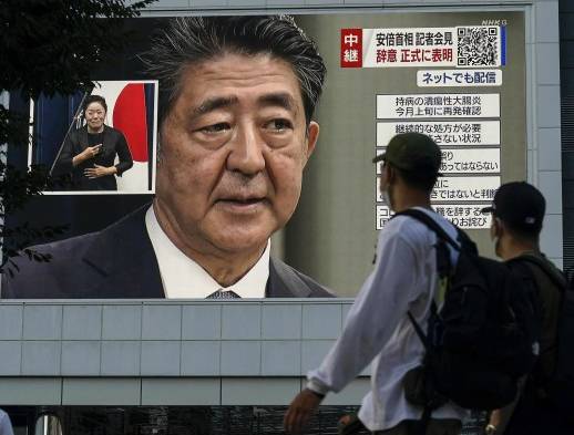 Pantalla en las calles de Tokio con un telediario que anuncia la muerte del ex primer ministro nipón Shinzo Abe.