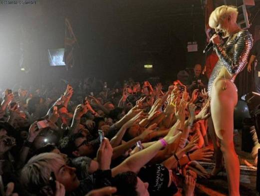 Se dejó manosear de sus fanes.