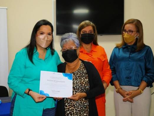 Adultas mayores del distrito de San Miguelito se certificaron en curso de costura y bordados a mano