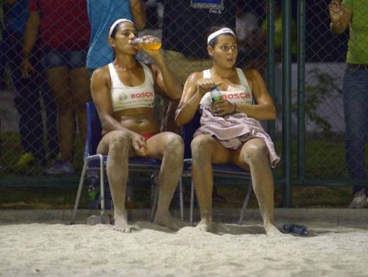 Morales (i) y Ramírez combaten el calor