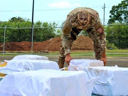 Decomisan 14 maletines con droga, en la Bahía de Panamá