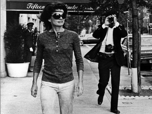 Jackie Kennedy paseando por la Avenida Madison de Nueva York, cuando ya era viuda de John F. Kennedy.
