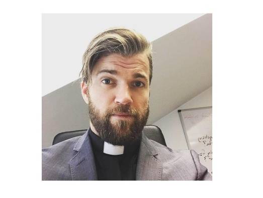 Oskar, el cura de 35 años que combina la religión con el crossfit