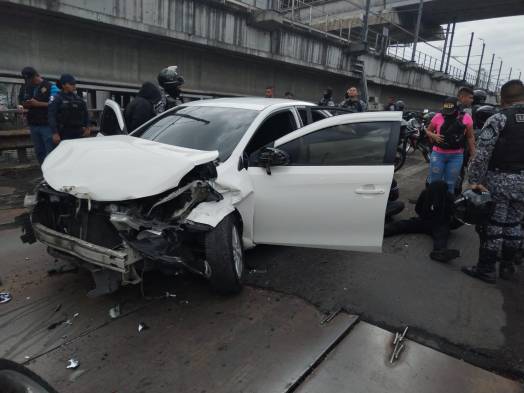 Robo de auto por mujeres desencadena persecución y choque