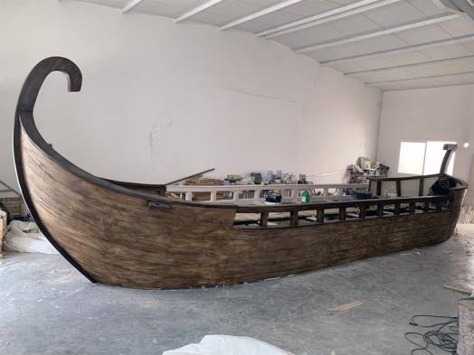 Un impresionante barco etrusco del siglo VI antes de Cristo se ha construido en el pequeño pueblo sevillano de Gilena (sur de España) para formar parte de una colección museográfica de la localidad y se estrenará el próximo fin de semana para recrear una batalla naval.