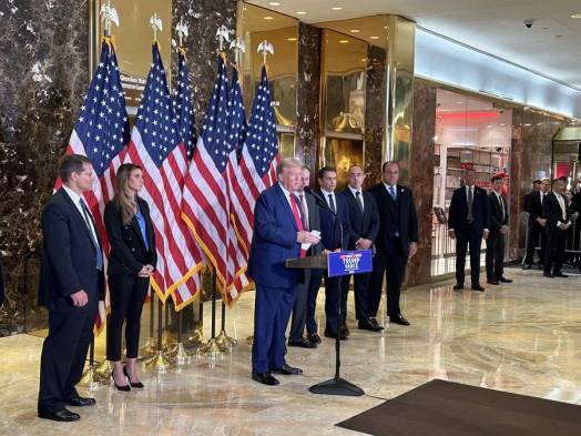 El expresidente y candidato a la presidencia, Donald Trump, habla durante una conferencia de prensa este viernes en el vestíbulo de la Torre Trump en Nueva York (EE.UU.).