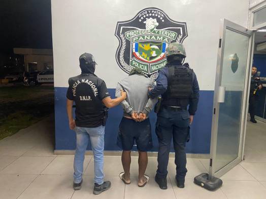 Decomisan dos armas y droga en Colón