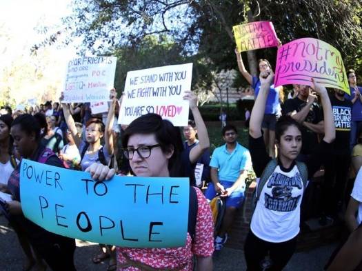 Docenas de manifestantes al presidente electo de Estados Unidos, se enfrentaron.