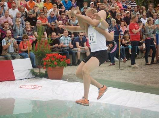 Finlandés gana carrera cargando a su esposa